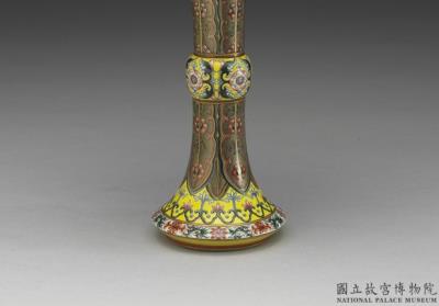 图片[2]-Gu vase with plantain leaf and Western flower on a yellow ground in yangcai painted enamels, Qianlong reign (1736-1795), Qing dynasty-China Archive